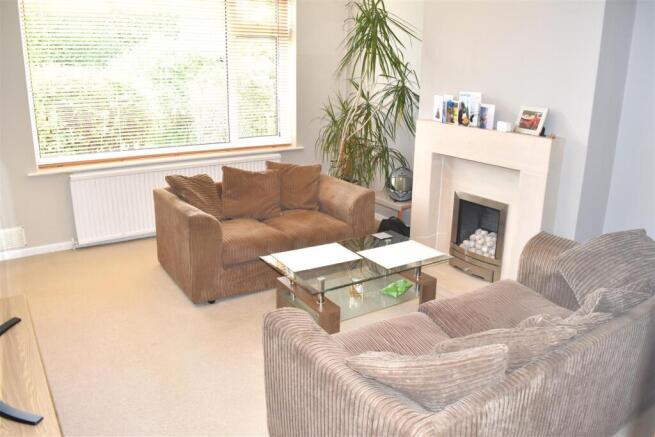 2 bed Semi-Detached Bungalow to rent Image 4
