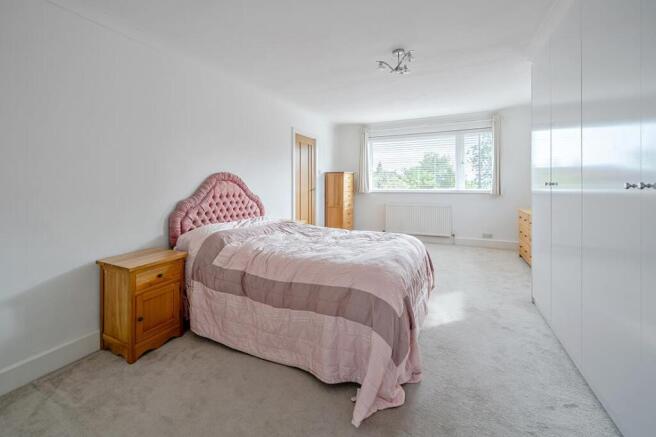 4 bed House for sale Image 12