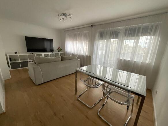 LIVING ROOM 18'2 x 12'1