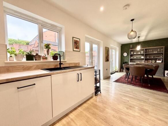 4 bed Detached for sale Image 10