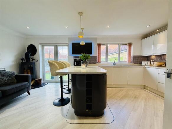 4 bed Detached for sale Image 10