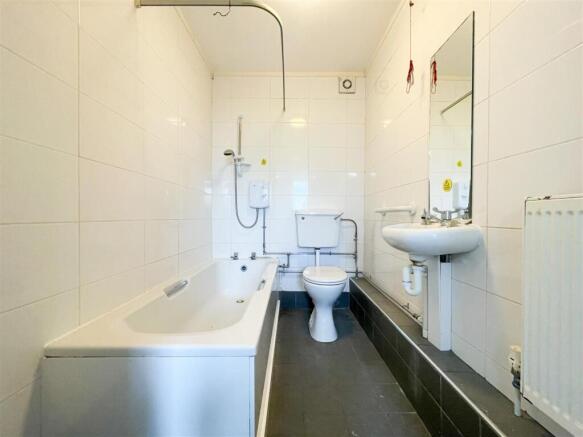 10 bed Detached to rent Image 12