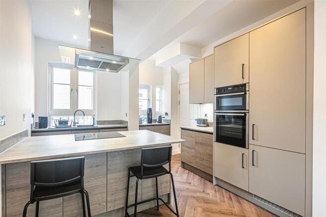 4 bed Flat for sale Image 4