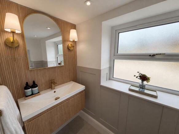 4 bed Semi-Detached to rent Image 8