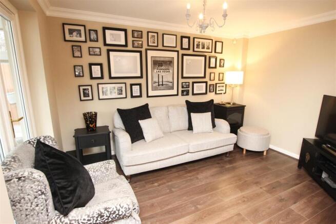 OPEN PLAN LIVING & KITCHEN