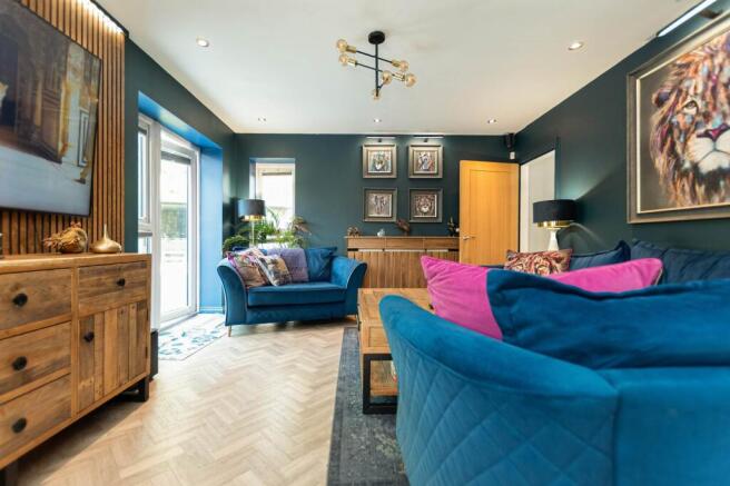 5 bed Detached for sale Image 4