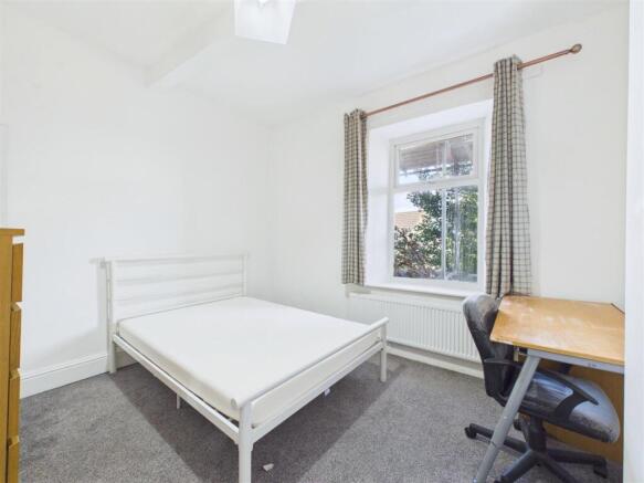 4 bed House to rent Image 8