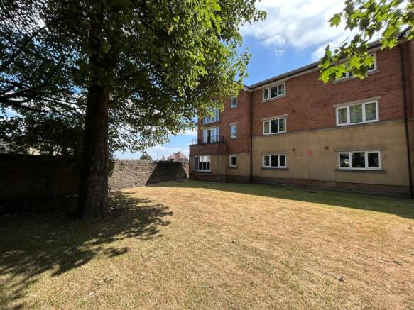 2 bed Flat to rent Image 12