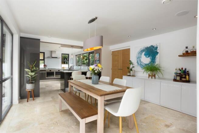 5 bed Detached for sale Image 10