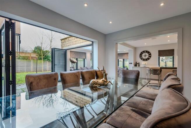 6 bed Detached for sale Image 7