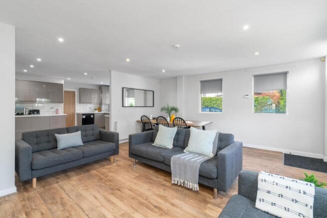 7 bed House to rent Image 4
