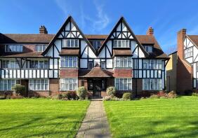 Flat 4, Gloucester Court, Links Road, London W3 0EW