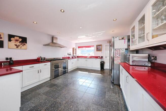 6 bed Detached for sale Image 11