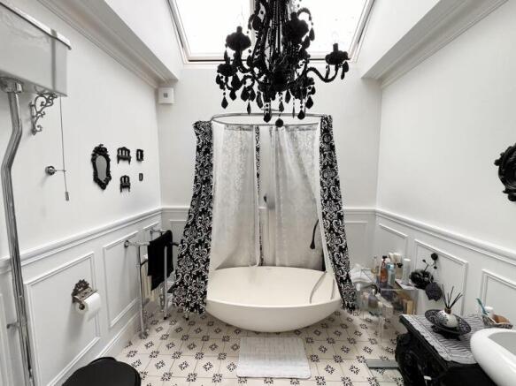 FAMILY BATHROOM
