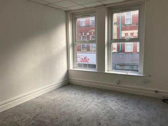 35 Holton Road - Flat 2 living room.jpg