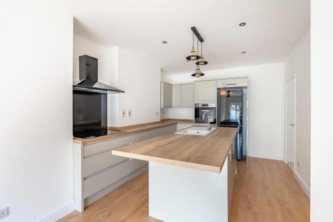5 bed Semi-Detached for sale Image 9