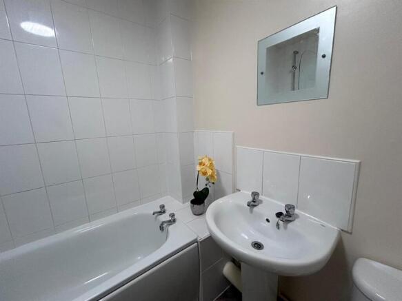 2 bed Apartment to rent Image 8