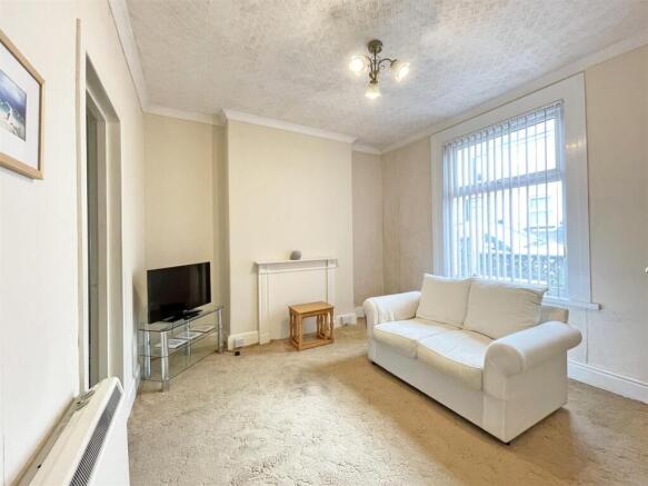 Sithney Street 15 - Lounge.jpg