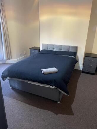 Bright, tidy double bedroom with a modern uphol...