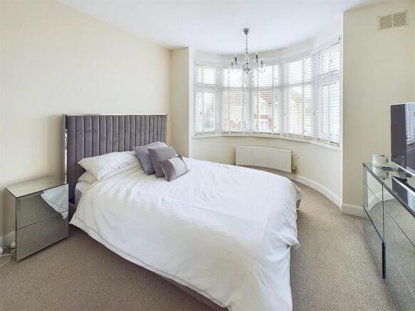 Bright, well-presented double bedroom with a co...