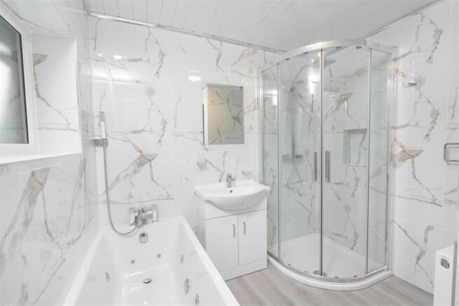 5 bed Detached to rent Image 10