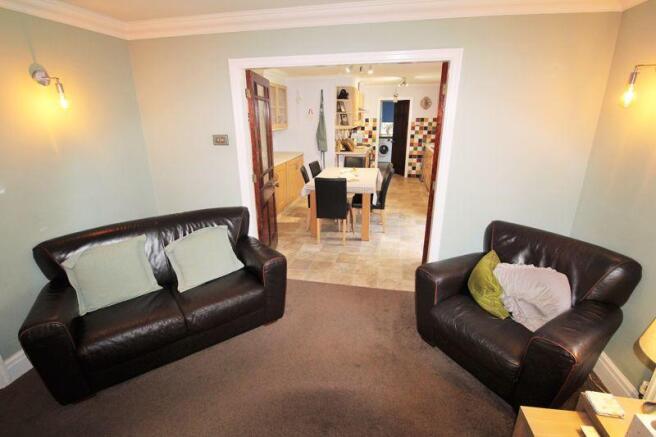Family Room Thru to Kitchen