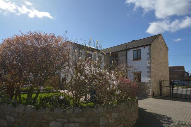5 bed Detached for sale Image 4