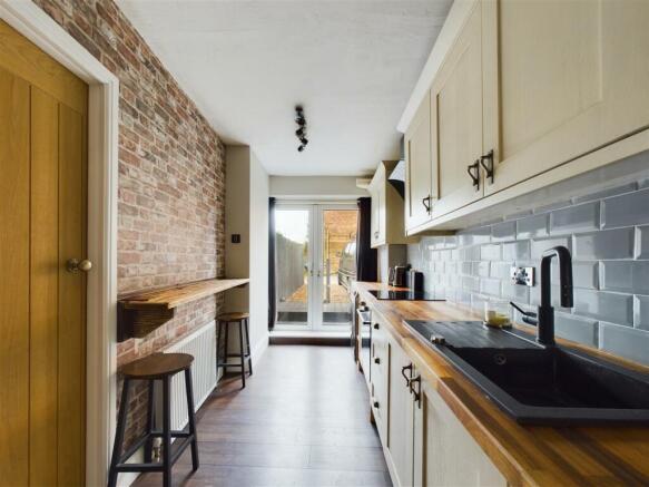 KITCHEN/DINING AREA