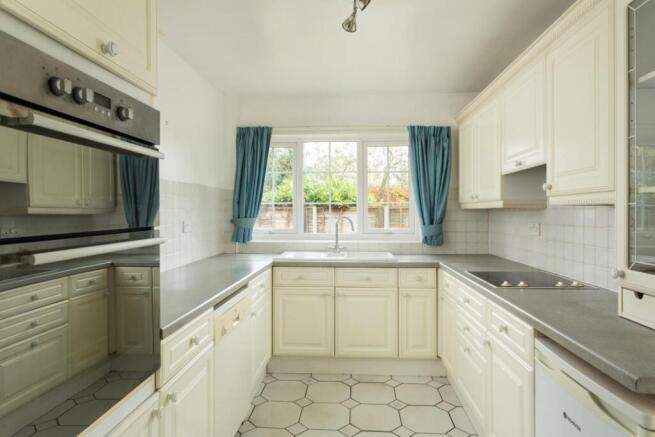 4 bed Detached to rent Image 8