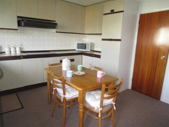 KITCHEN/BREAKFAST RO
