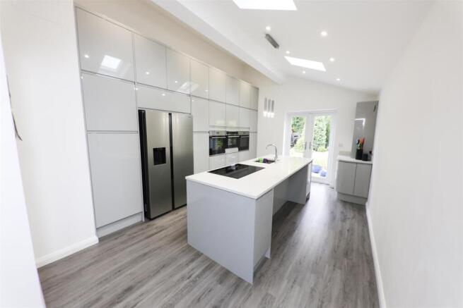 CONTEMPORARY ISLAND KITCHEN