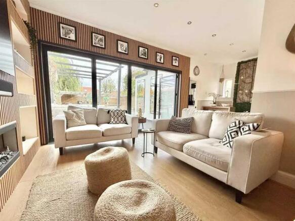 Blenheim Crescent, Leigh on Sea photo 3