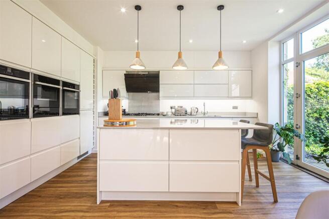 5 bed Semi-Detached for sale Image 7