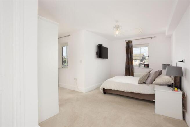3 bed Semi-Detached for sale Image 9