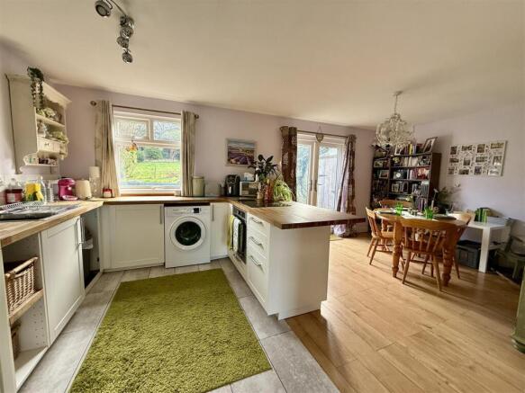 Kitchen/Dining Room: