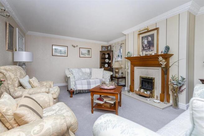 6 bed Detached for sale Image 9