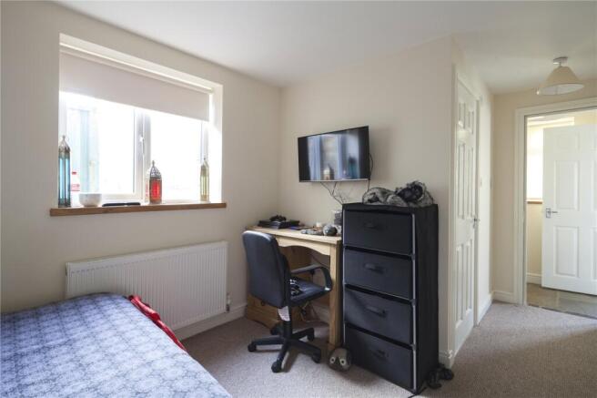 4 bed Semi-Detached to rent Image 6