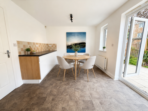5 bed Town House for sale Image 5