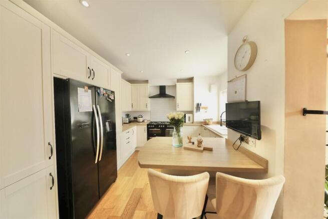 3 bed Semi-Detached for sale Image 9