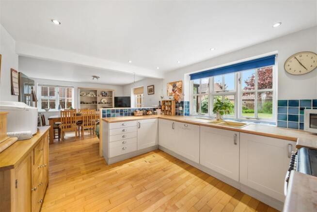 KITCHEN/DINING ROOM