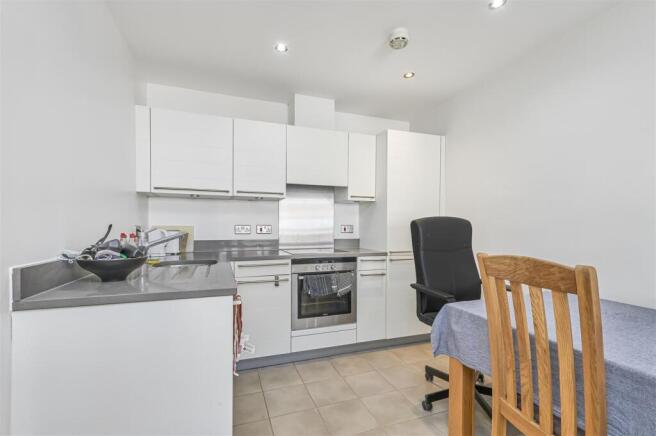 Eden_Harper_-_Drapers_Court__Kingsway_Square__SW11