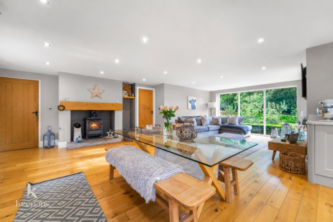 5 bed Detached for sale Image 5