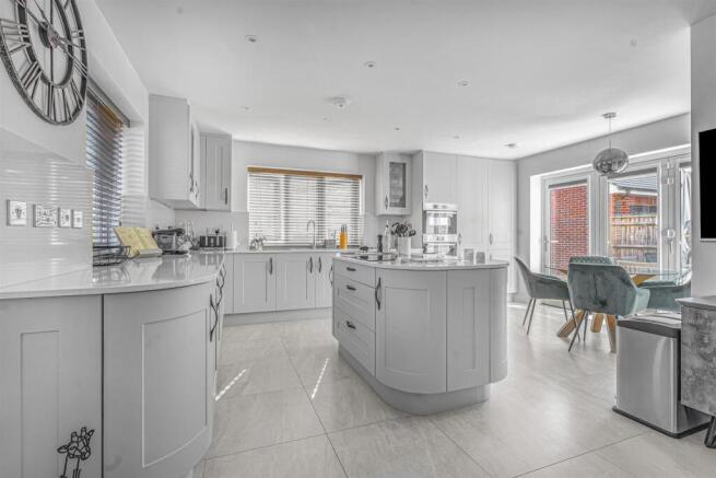 Kitchen / Breakfast Area