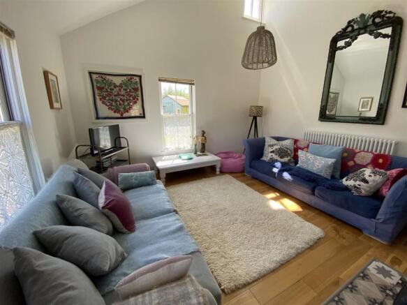 Lounge/Dining Area
