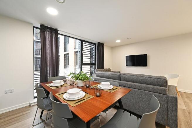 4 bed Apartment to rent Image 8