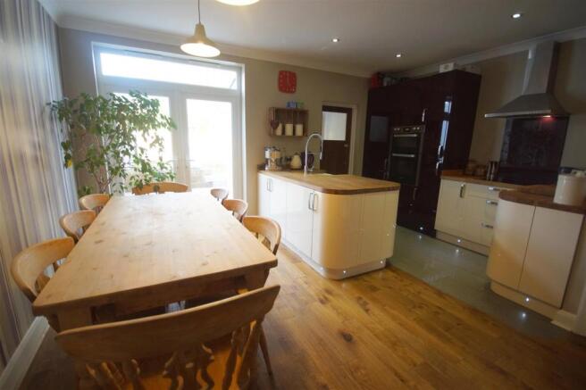 Kitchen / Dining Roo