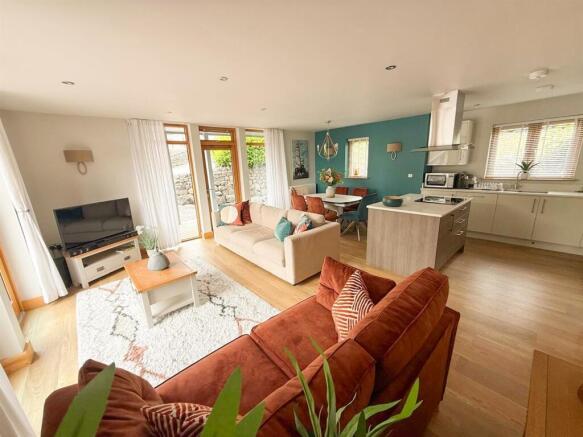 4 bed Chalet for sale Image 4