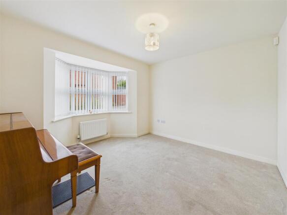 5 bed Detached for sale Image 4