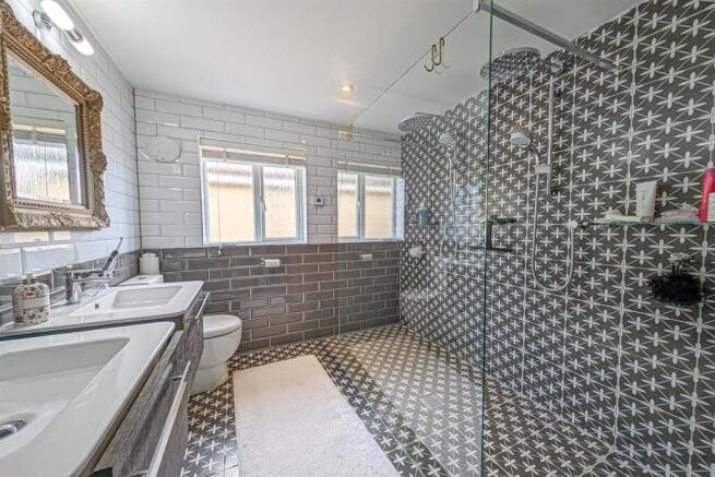 Ensuite bed 1.jpg