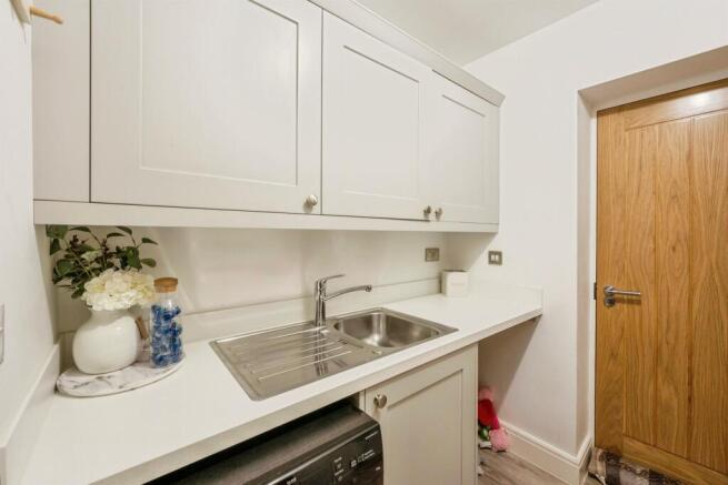 4 bed Detached for sale Image 7
